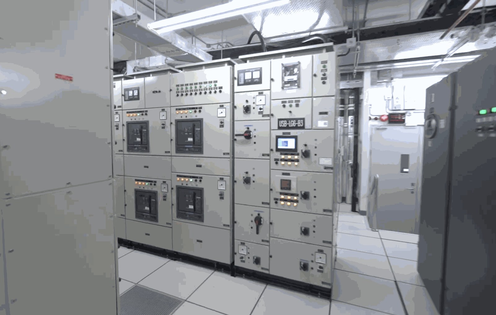 Low-voltage distribution equipment for private cloud resiliency