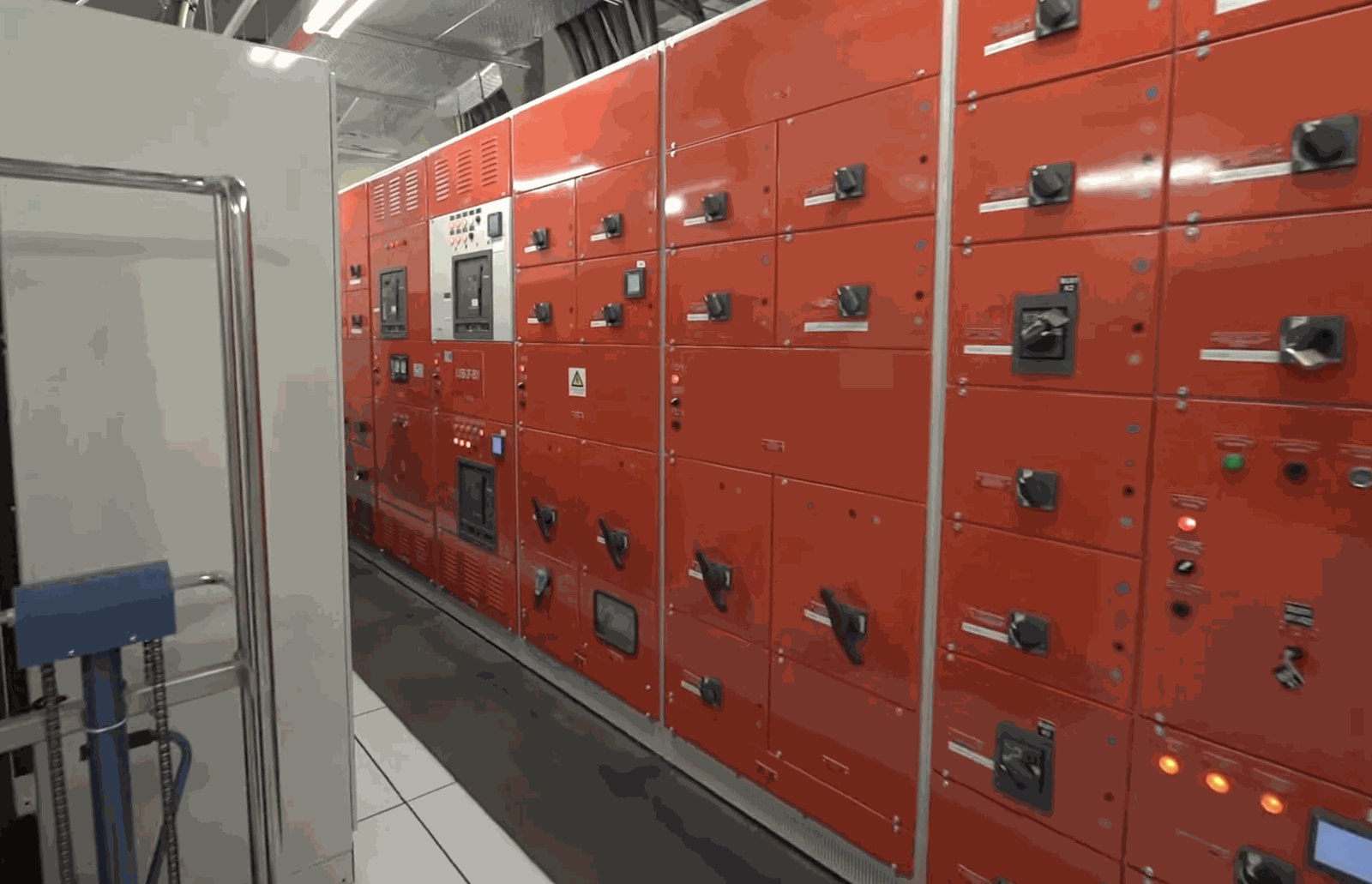 UPS room backing enterprise private cloud continuity