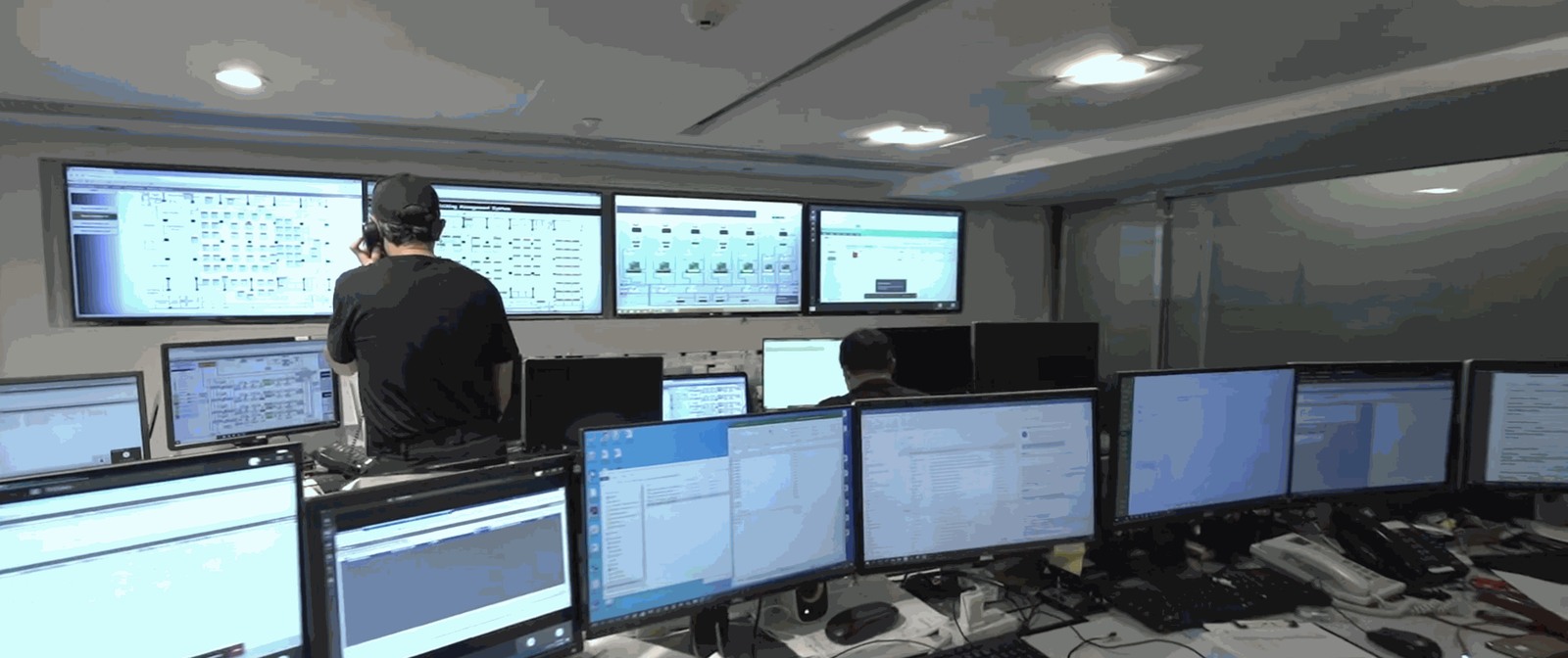 Operations desk supporting enterprise cloud uptime