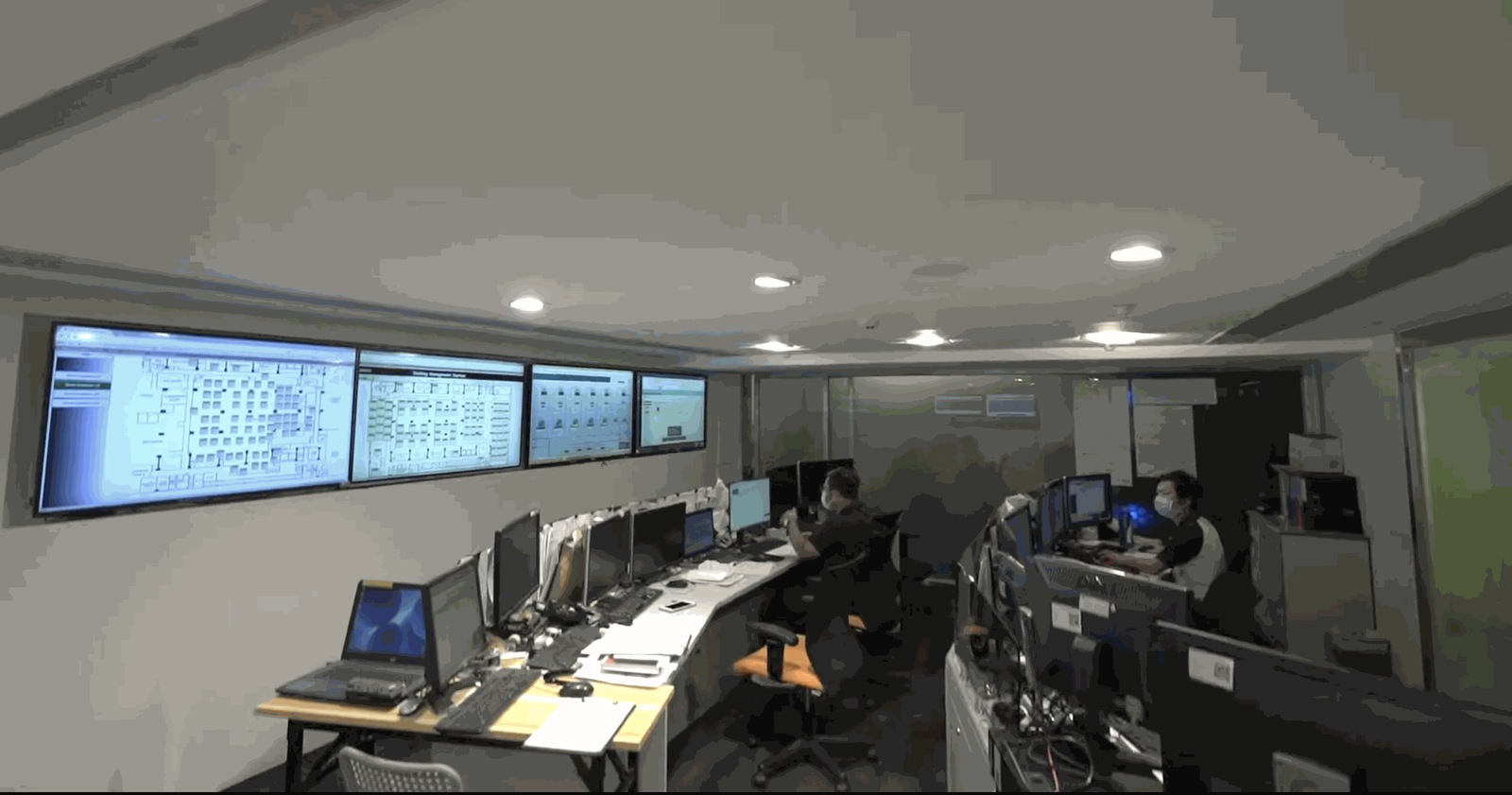 Operations center supporting full-chain data center rollout
